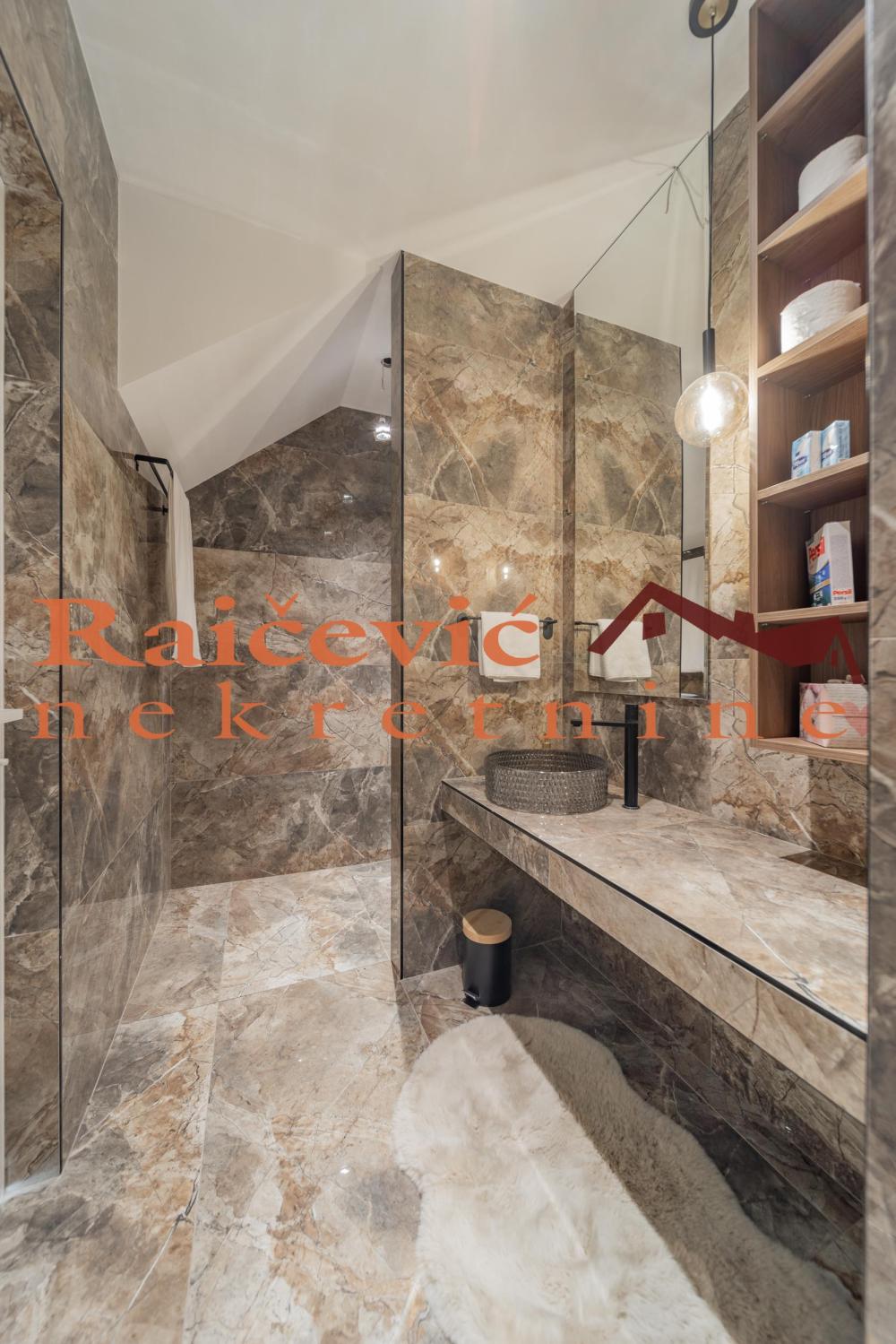 Slika 7 - Mali Pozarevac,  Kuća na prodaju, 360m2, 759.000€