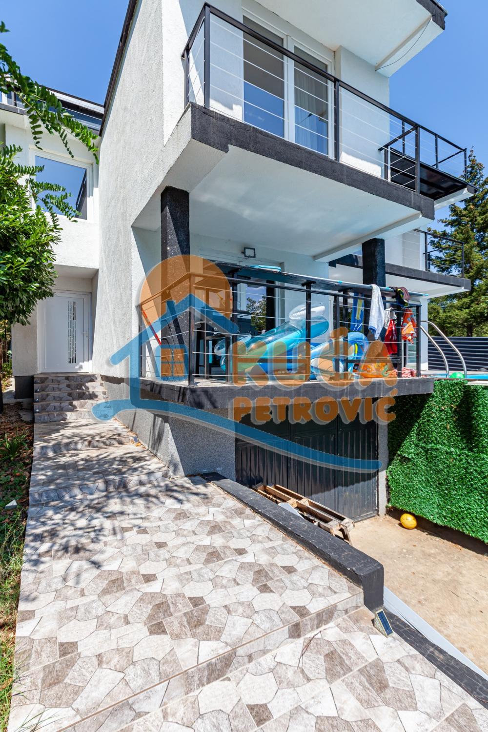 Slika 8 - Petra Božovića,  Kuća na prodaju, 260m2, 195.000€