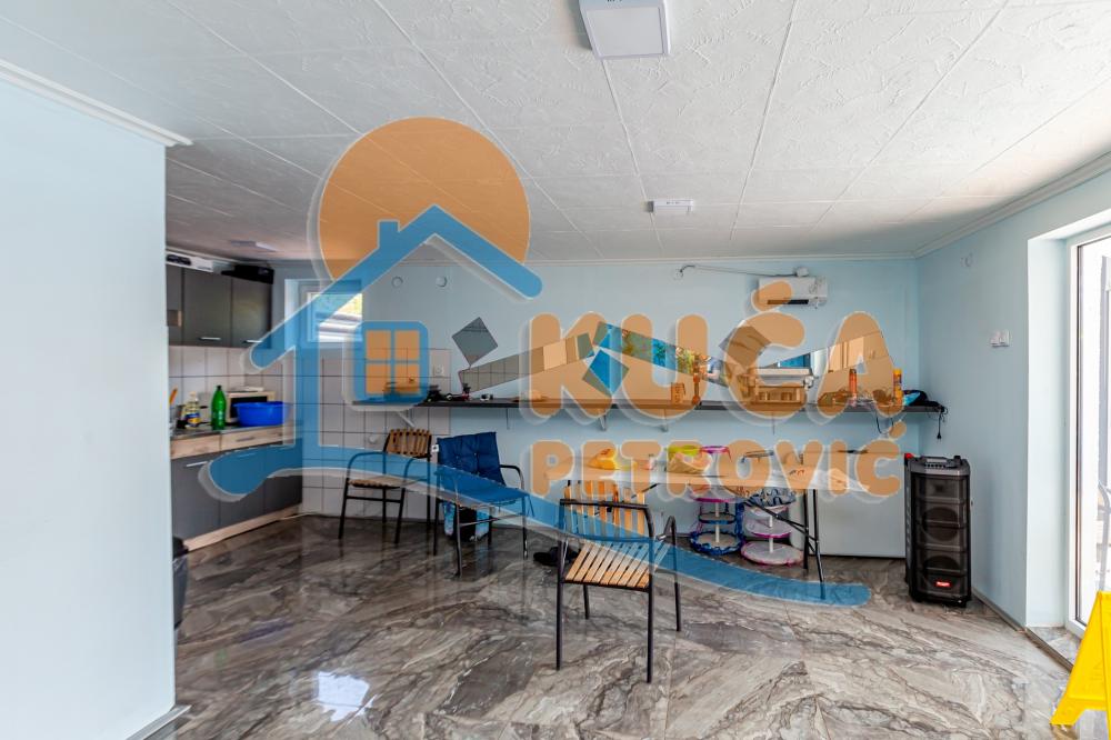 Slika 10 - Petra Božovića,  Kuća na prodaju, 260m2, 195.000€