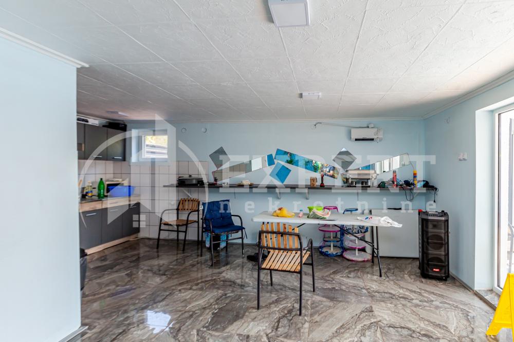 Slika 10 - Petra Božovića,  Kuća na prodaju, 260m2, 195.000€