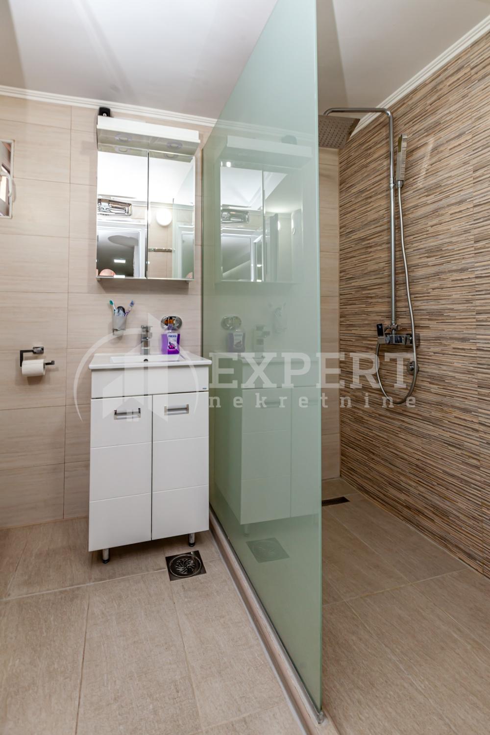 Slika 8 - Knjaževačka,  Kuća na prodaju, 270m2, 257.500€