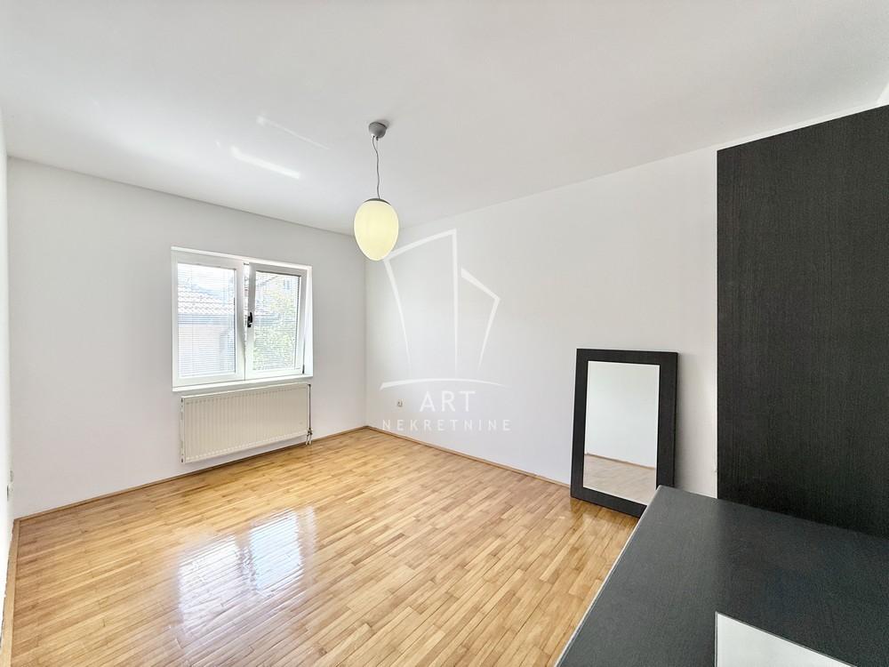 Slika 9 - Svetozara Radojčića,  Kuća na prodaju, 438m2, 680.000€