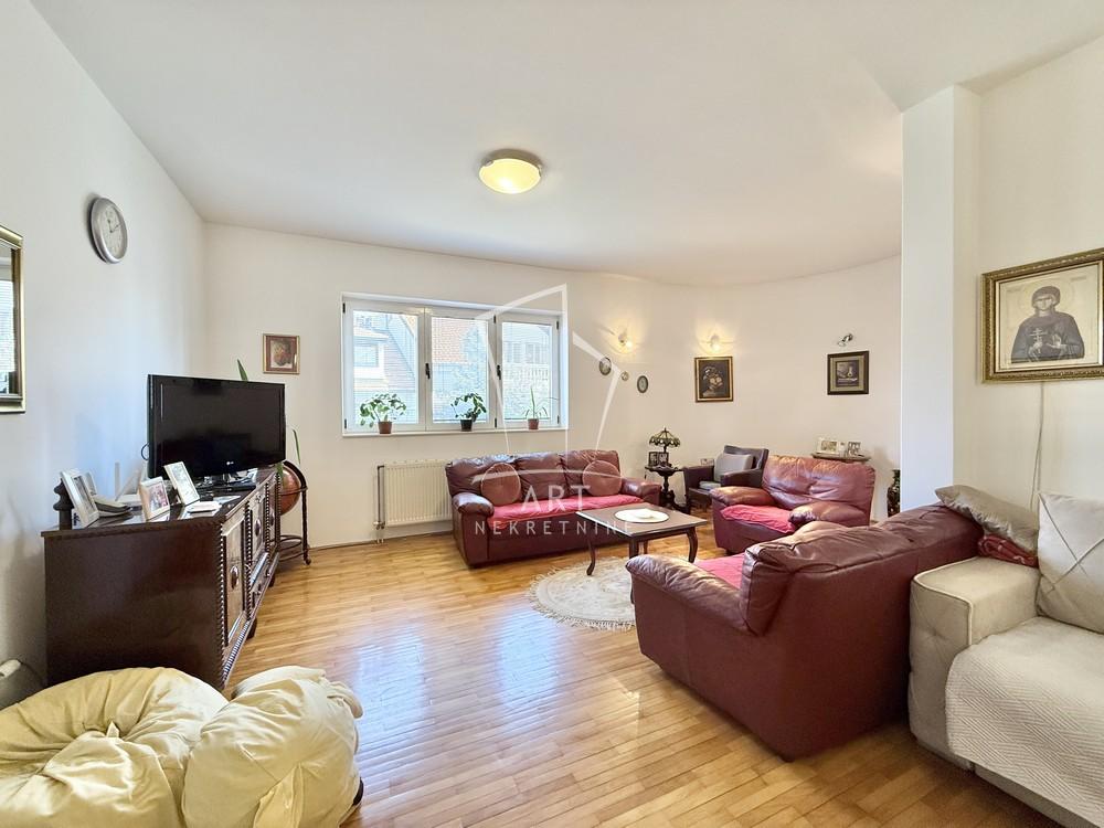 Slika 1 - Svetozara Radojčića,  Kuća na prodaju, 438m2, 680.000€