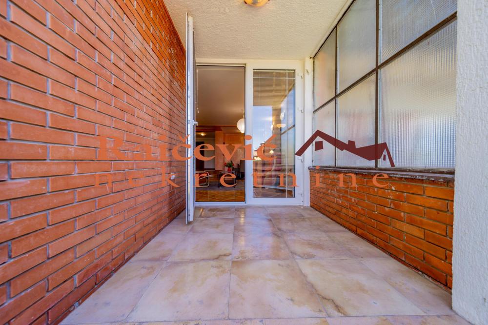 Slika 2 - Isaka Njutna, Trosoban stan za izdavanje, 89m2, 700€