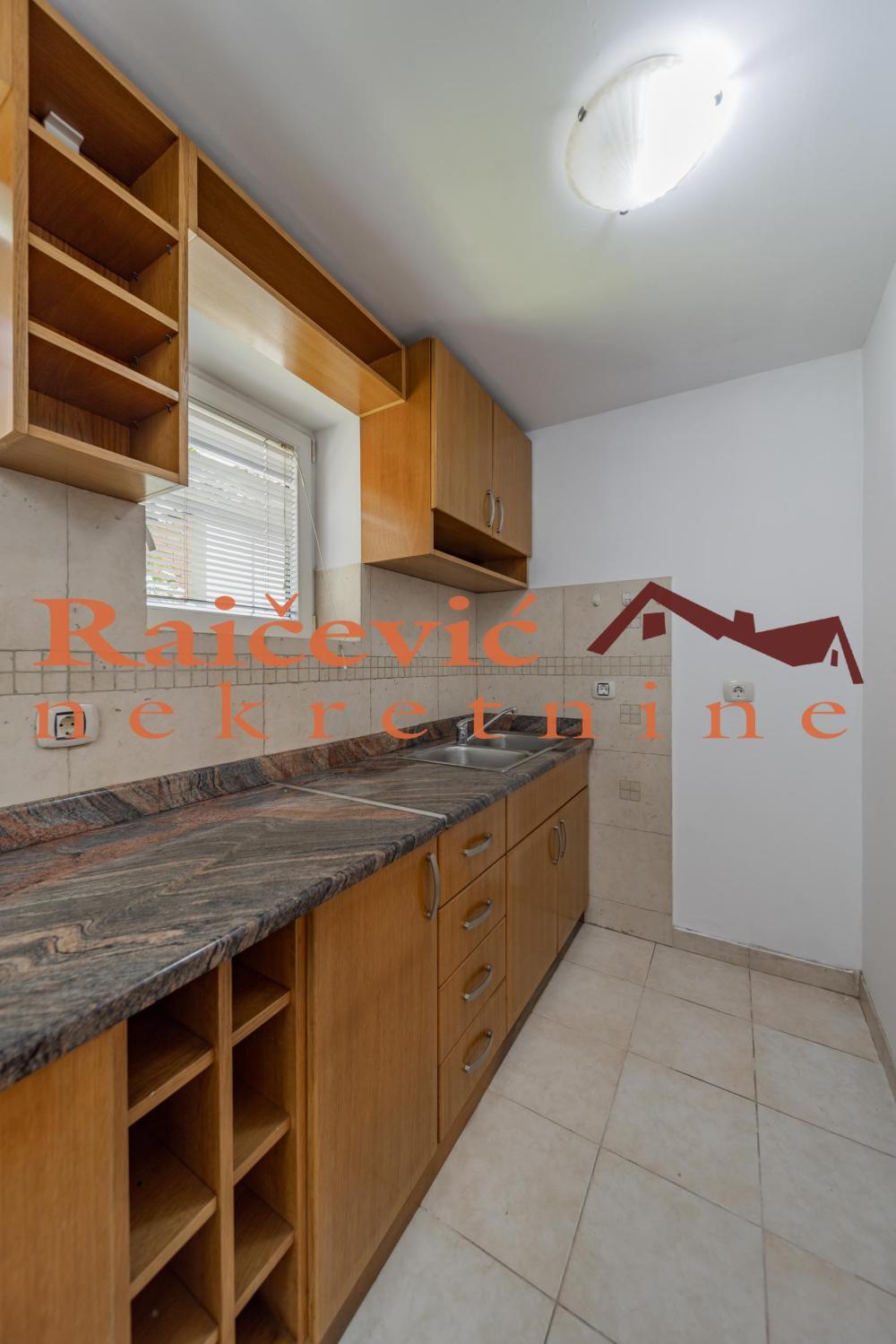 Slika 9 - Isaka Njutna, Trosoban stan za izdavanje, 89m2, 700€