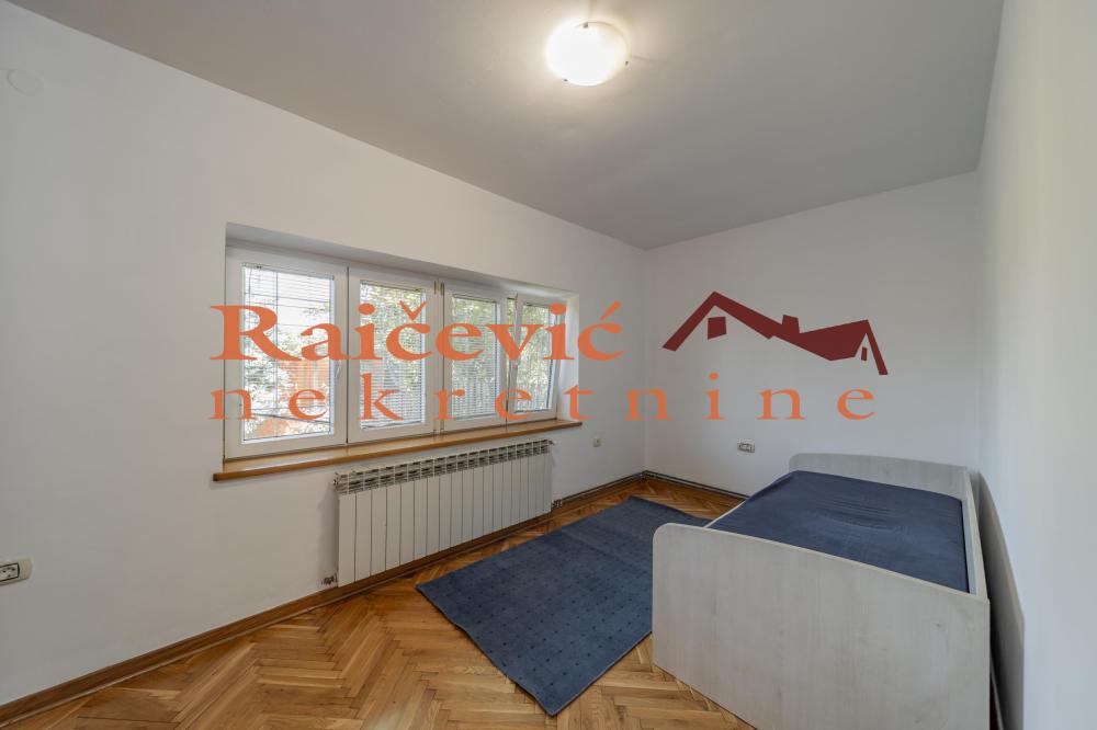 Slika 11 - Isaka Njutna, Trosoban stan za izdavanje, 89m2, 700€