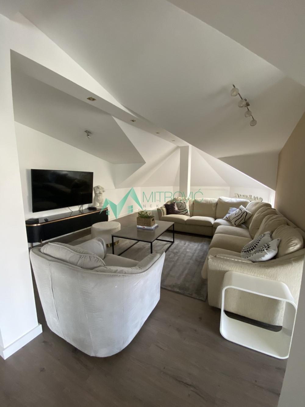 Glavna slika -Četvoroiposoban stan za izdavanje, 189m2, 2.000€