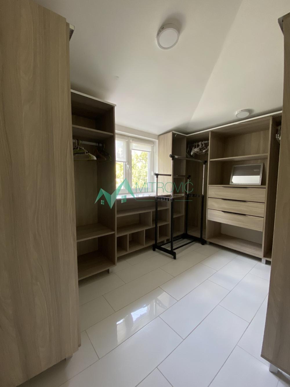 Slika 9 - Četvoroiposoban stan za izdavanje, 189m2, 2.000€