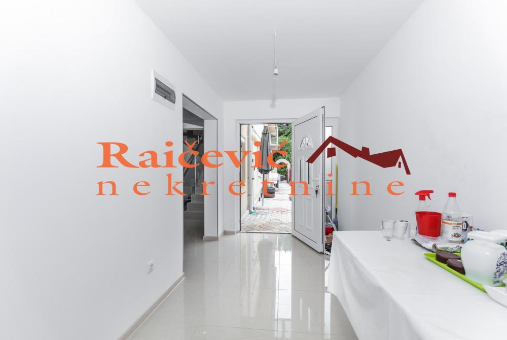 Slika 10 - Bakiceva,  Lokal za izdavanje, 180m2, 1.200€