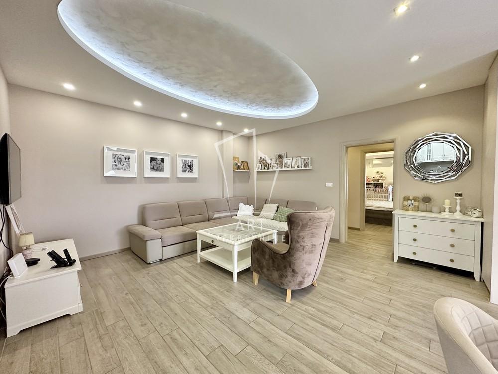 Glavna slika -Ugrinovački put, Četvorosoban stan na prodaju, 165m2, 280.000€