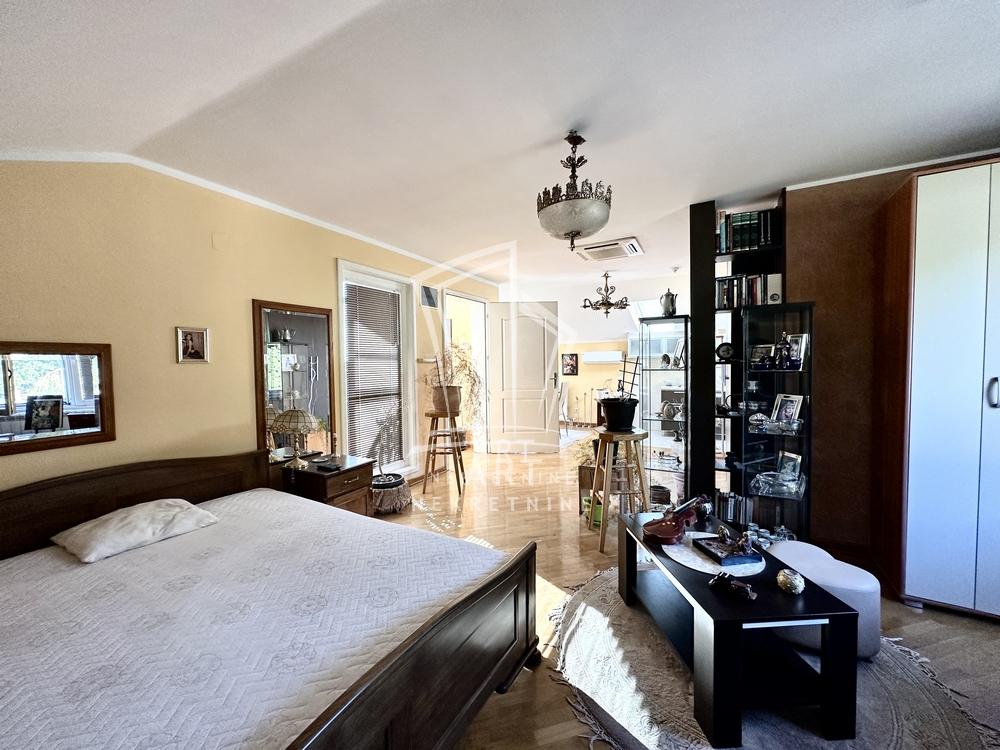 Slika 11 - Đorđa Jovanovića,  Kuća na prodaju, 342m2, 230.000€