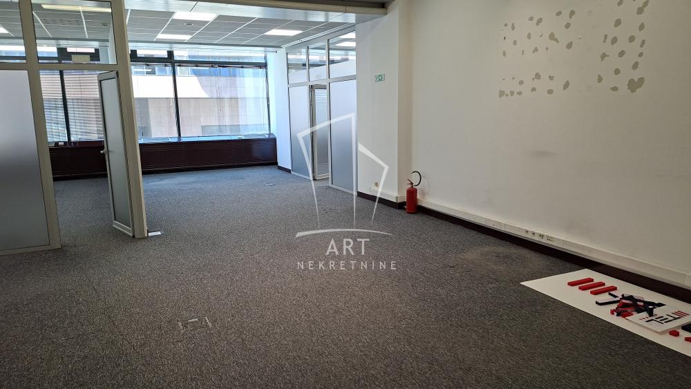 Slika 9 - Vladimira Popovića,  Lokal za izdavanje, 185m2, 2.775€