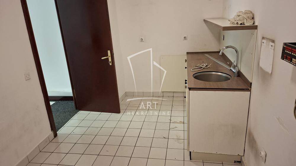 Slika 3 - Vladimira Popovića,  Lokal za izdavanje, 185m2, 2.775€