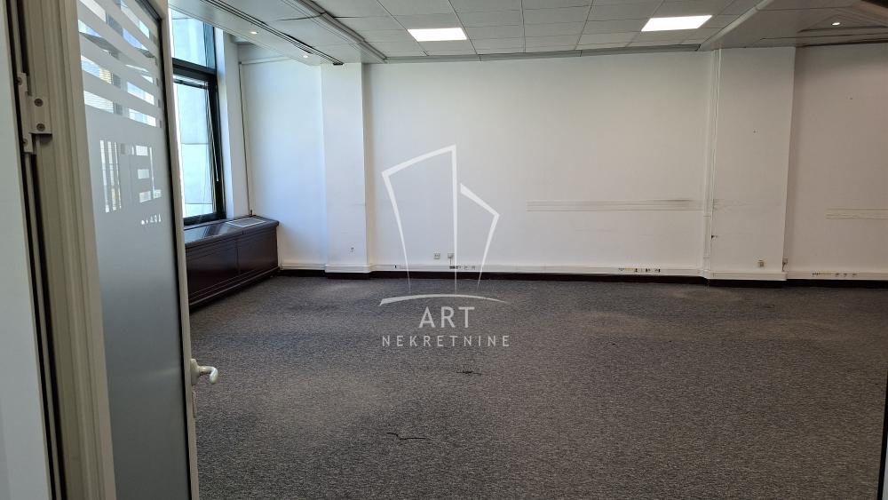 Slika 8 - Vladimira Popovića,  Lokal za izdavanje, 185m2, 2.775€