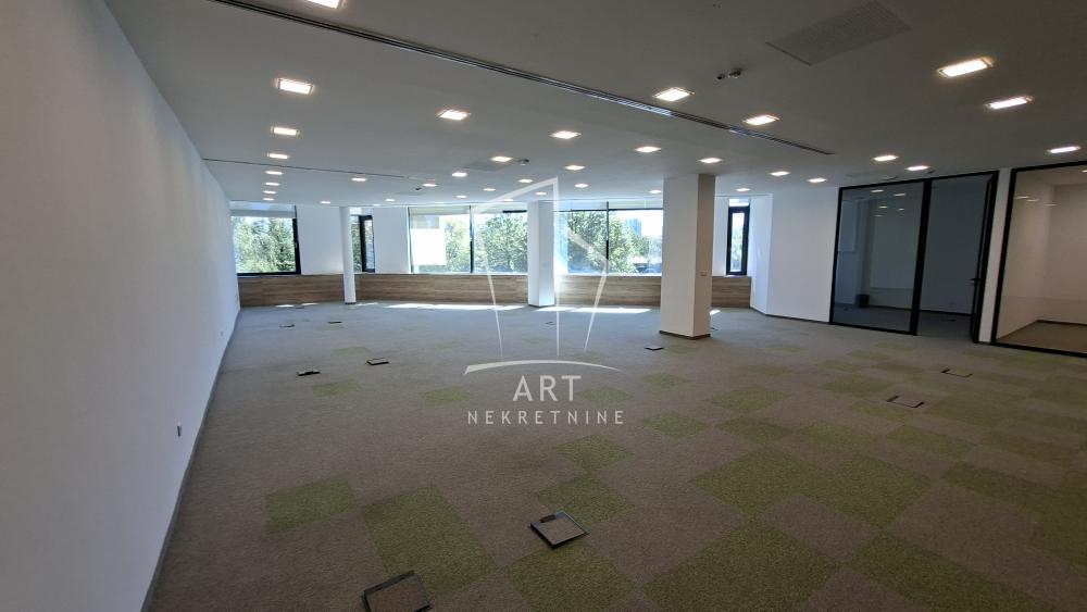 Slika 11 - Vladimira Popovića,  Lokal za izdavanje, 267m2, 4.005€