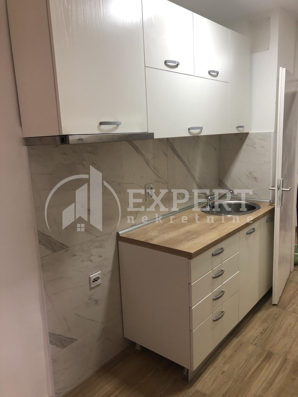 Slika 2 - Bulevar dr Zorana,  Lokal za izdavanje, 45m2, 350€