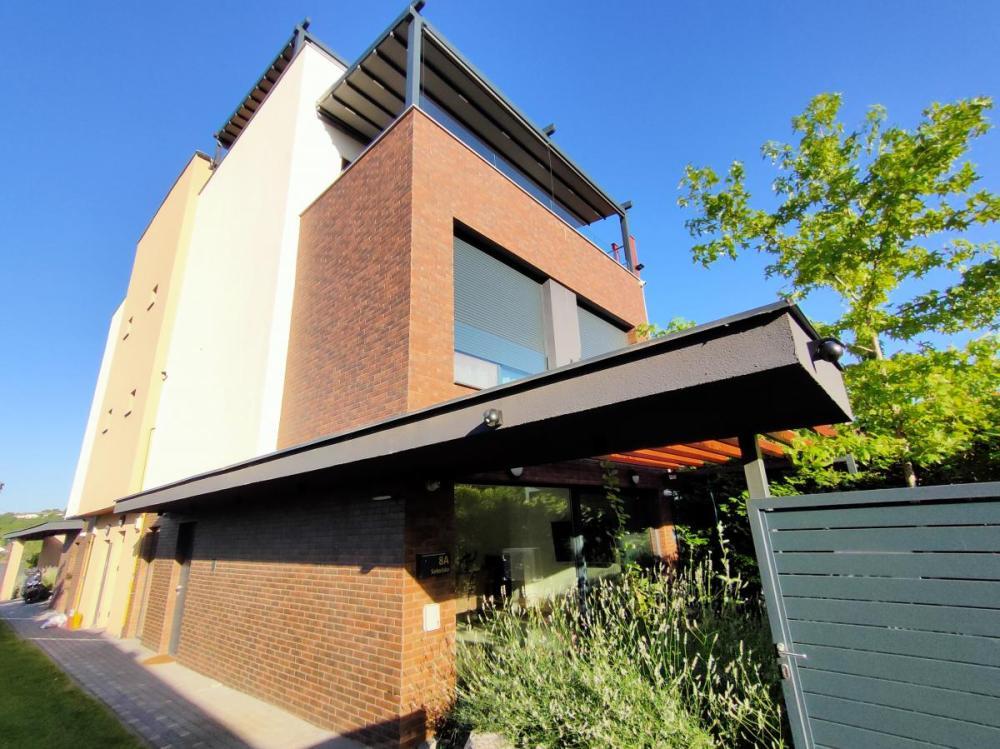 Glavna slika - Kuća za izdavanje, 230m2, 2.000€