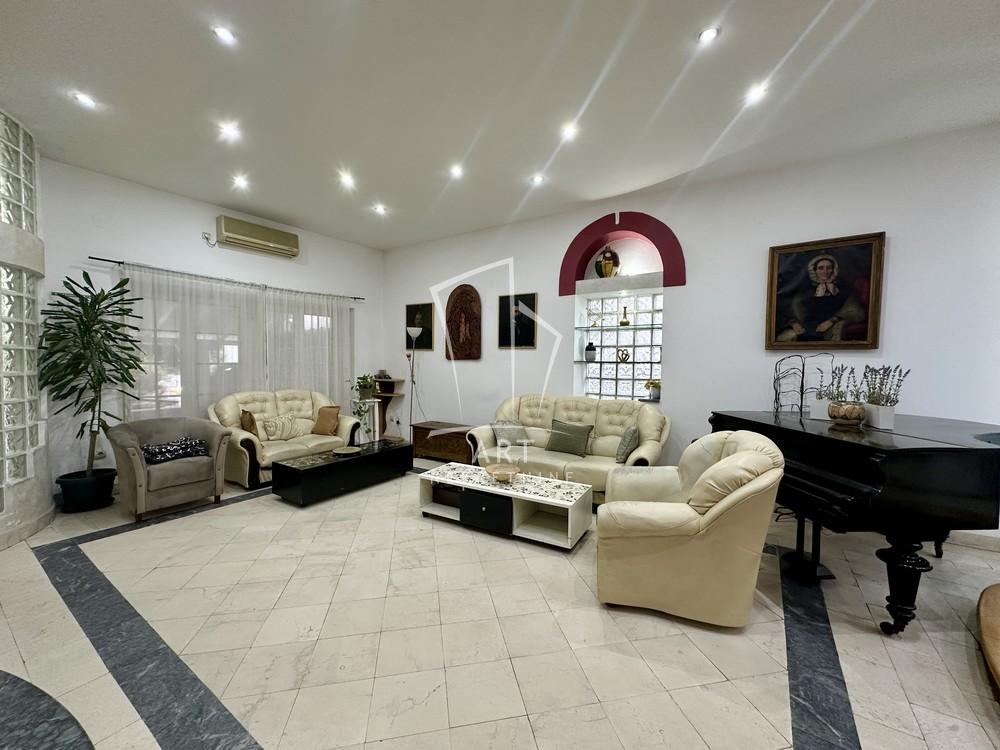 Slika 2 - Đevđelijska, Kuća za izdavanje, 198m2, 2.500€