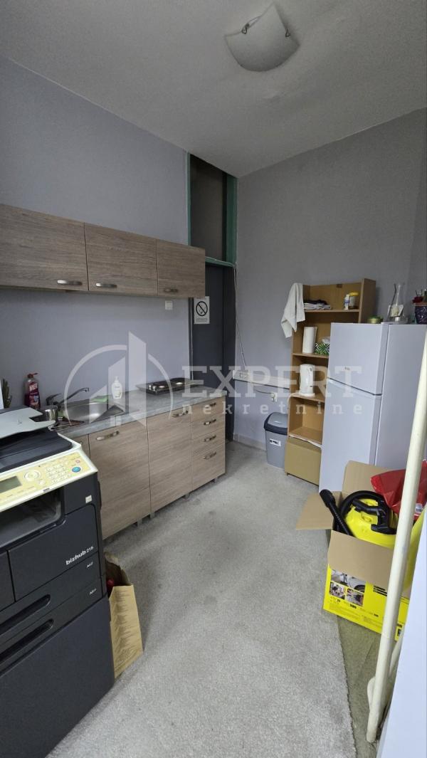 Slika 4 - Bulevar Nemanjića,  Lokal za izdavanje, 37m2, 350€