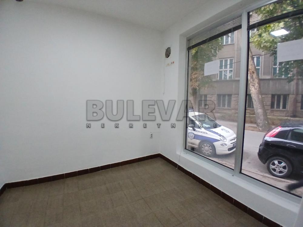 Slika 4 - Trg Pavla Stojkovića,  Lokal za izdavanje, 30m2, 300€