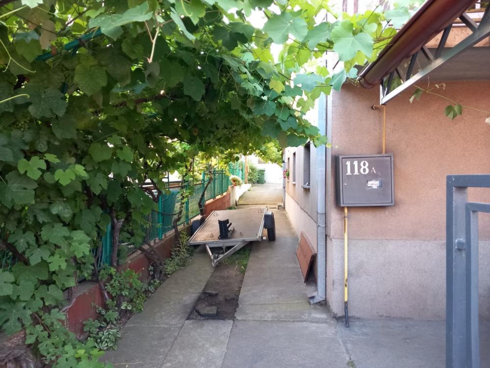 Slika 1 - Batajnica,  Kuća na prodaju, 270m2, 195.000€