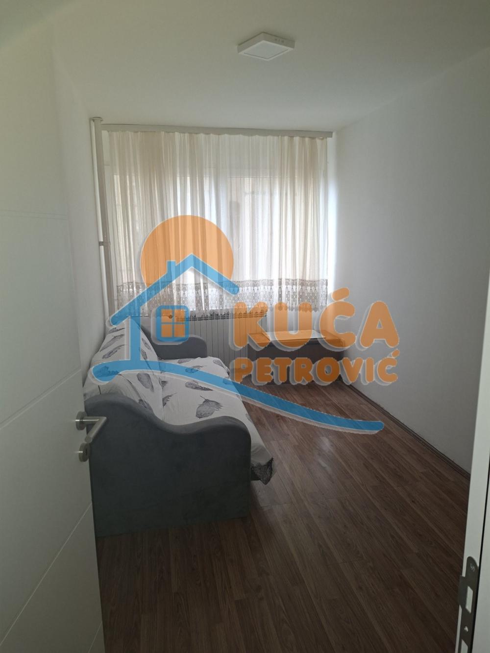 Slika 2 - Trg 14. oktobra, Troiposoban stan za izdavanje, 89m2, 600€