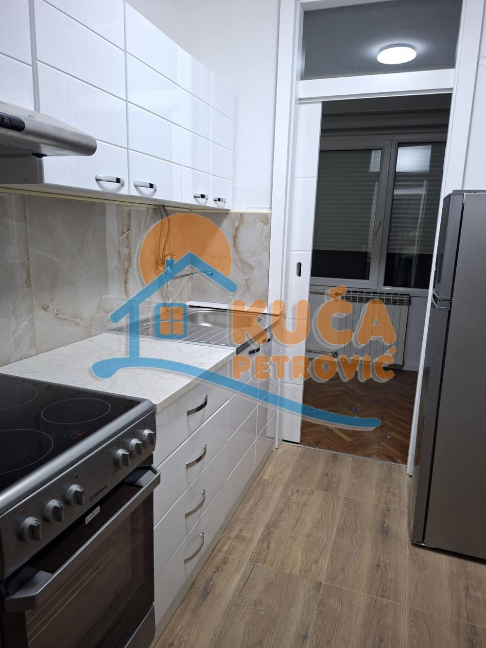 Slika 1 - Trg 14. oktobra, Troiposoban stan za izdavanje, 89m2, 600€