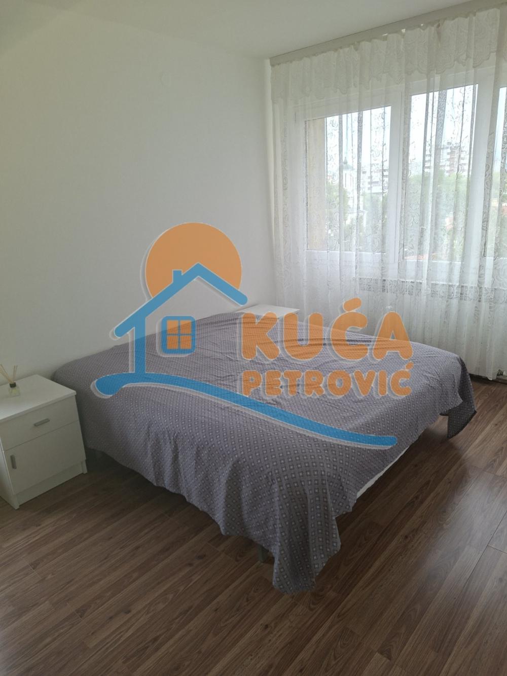 Slika 4 - Trg 14. oktobra, Troiposoban stan za izdavanje, 89m2, 600€