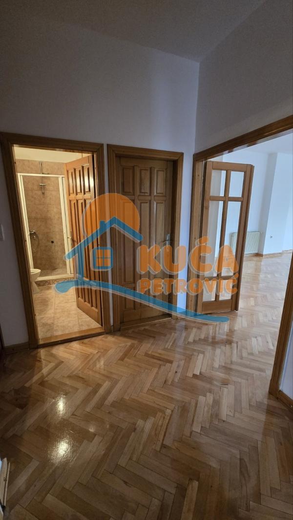 Slika 1 - Mije Petrovića, Četvorosoban stan za izdavanje, 122m2, 1.000€