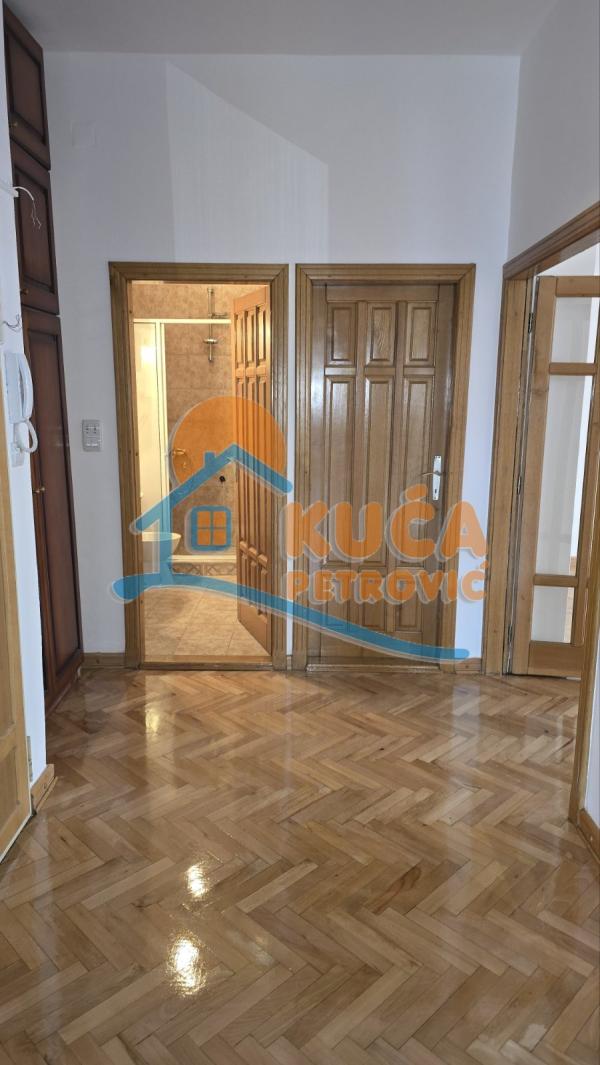 Slika 2 - Mije Petrovića, Četvorosoban stan za izdavanje, 122m2, 1.000€