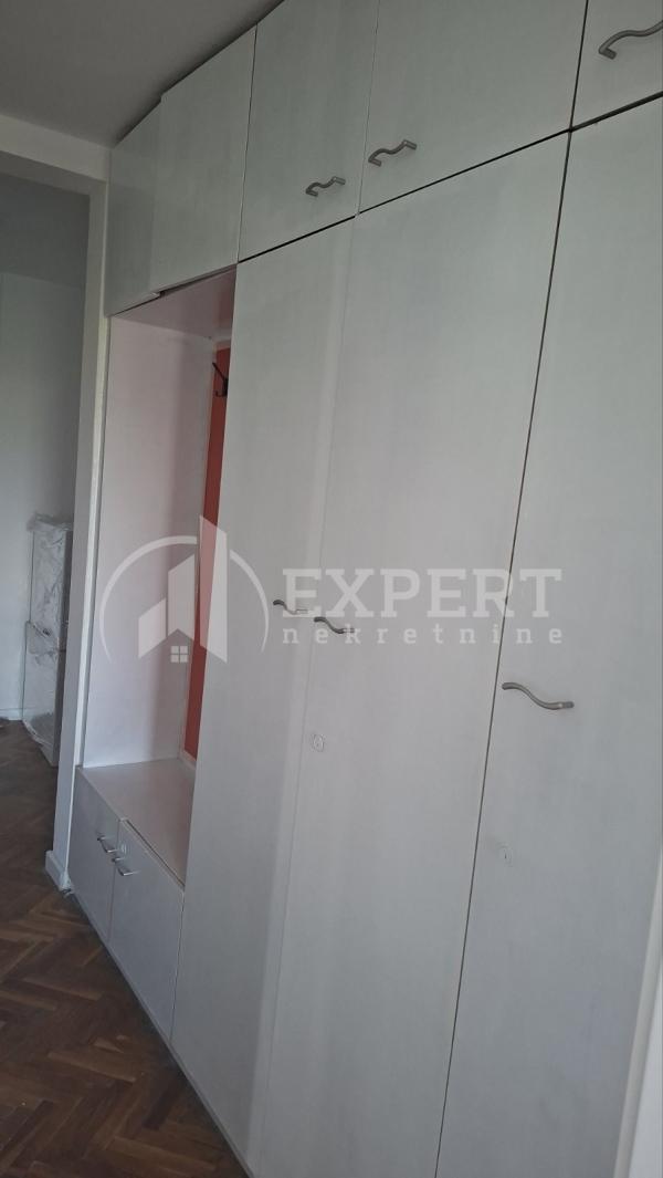 Slika 6 - Trg 14. oktobra, Troiposoban stan za izdavanje, 89m2, 600€