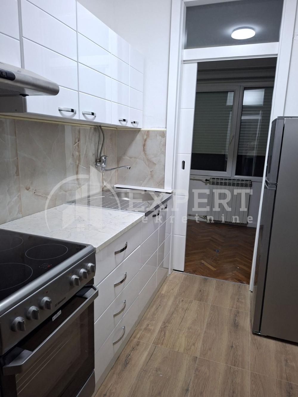 Slika 1 - Trg 14. oktobra, Troiposoban stan za izdavanje, 89m2, 600€