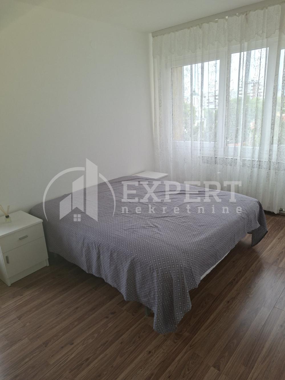 Slika 4 - Trg 14. oktobra, Troiposoban stan za izdavanje, 89m2, 600€