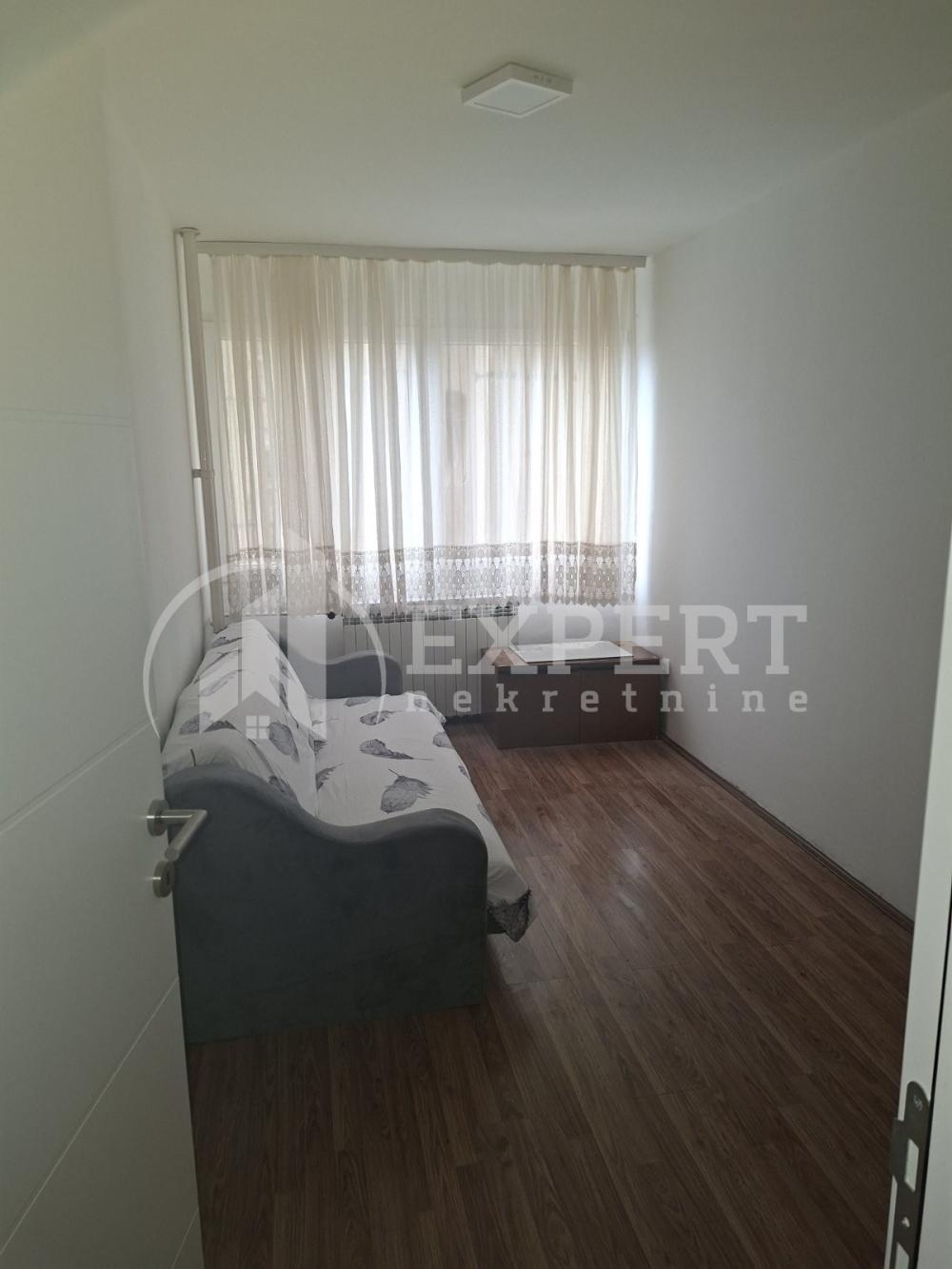Slika 2 - Trg 14. oktobra, Troiposoban stan za izdavanje, 89m2, 600€