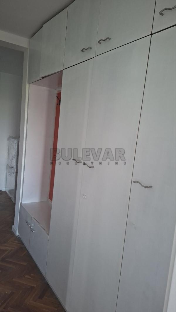 Slika 6 - Trg 14. oktobra, Troiposoban stan za izdavanje, 89m2, 600€