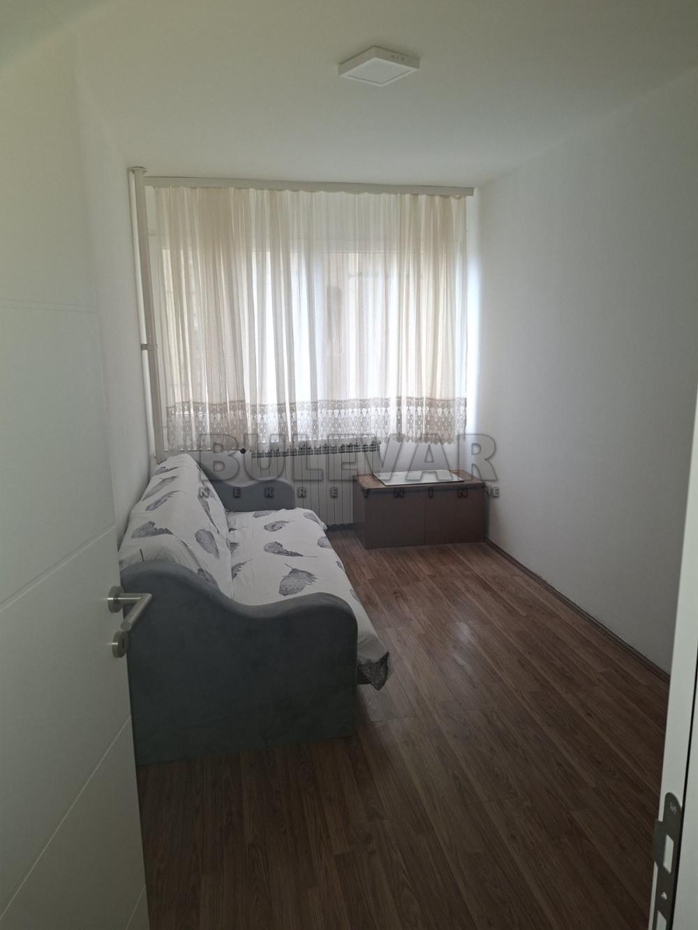 Slika 2 - Trg 14. oktobra, Troiposoban stan za izdavanje, 89m2, 600€