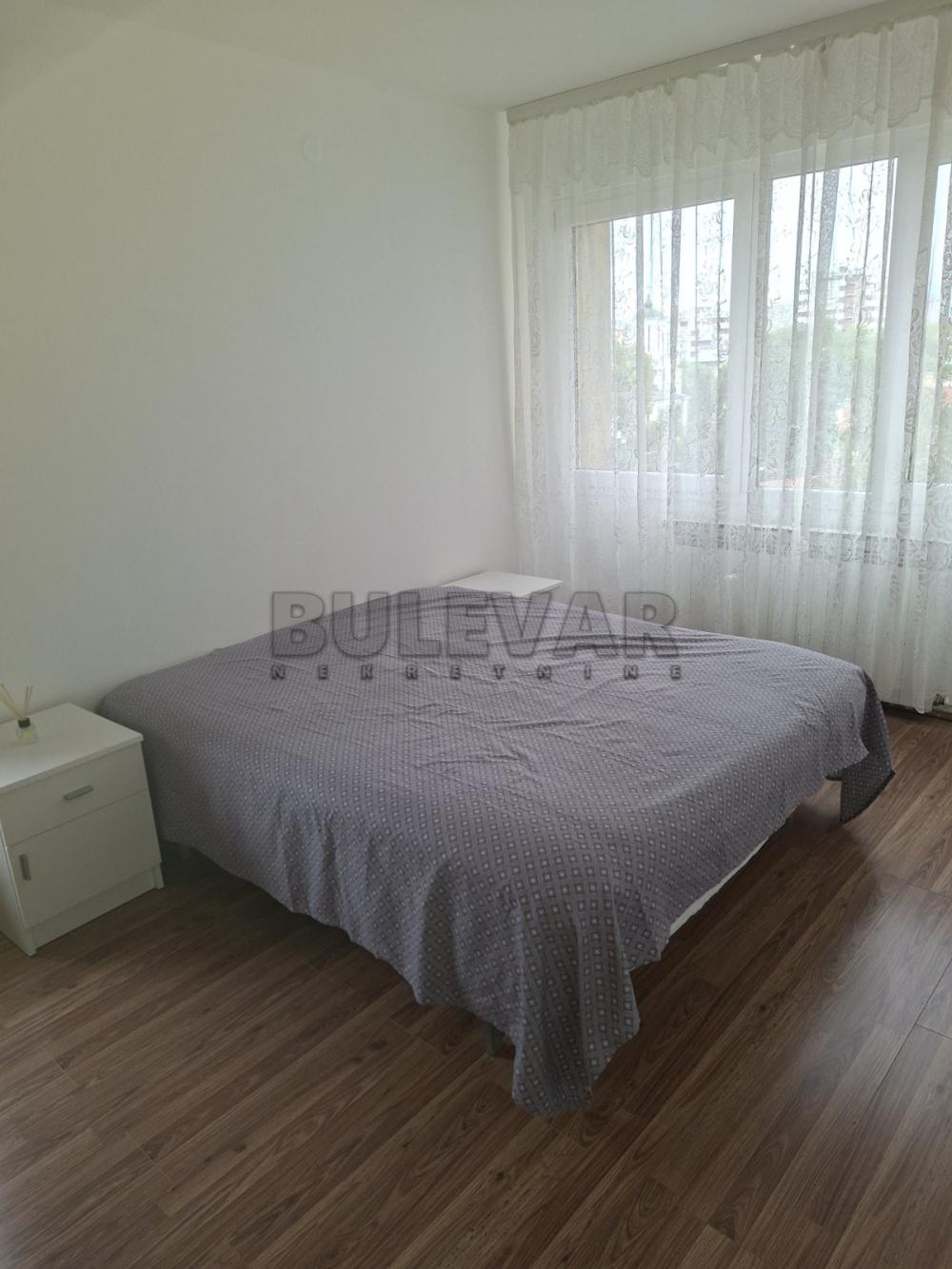 Slika 4 - Trg 14. oktobra, Troiposoban stan za izdavanje, 89m2, 600€