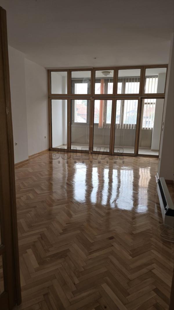 Slika 3 - Mije Petrovića, Četvorosoban stan za izdavanje, 122m2, 1.000€