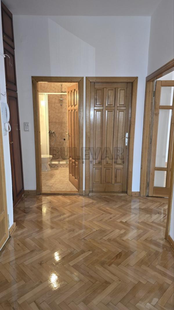 Slika 2 - Mije Petrovića, Četvorosoban stan za izdavanje, 122m2, 1.000€