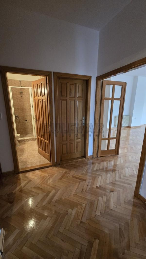 Slika 1 - Mije Petrovića, Četvorosoban stan za izdavanje, 122m2, 1.000€