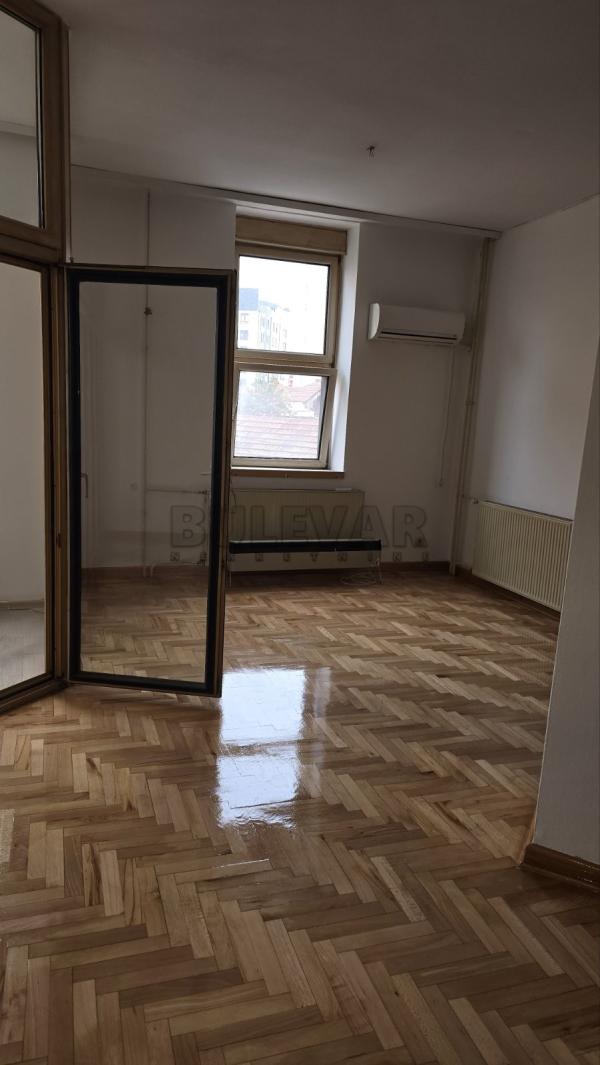 Slika 4 - Mije Petrovića, Četvorosoban stan za izdavanje, 122m2, 1.000€