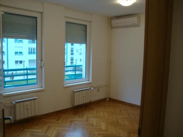 Slika 2 - Bulevar Arsenija Čarnojevića, Trosoban stan za izdavanje, 92m2, 1.000€