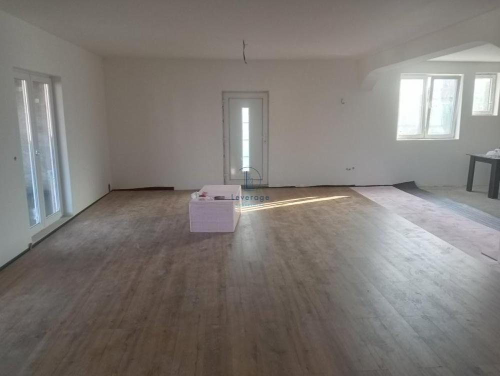 Glavna slika -Ugrinovački put,  Lokal za izdavanje, 115m2, 500€