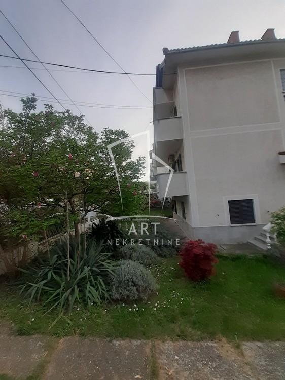 Slika 1 - Lovačka, Kuća za izdavanje, 381m2, 2.000€