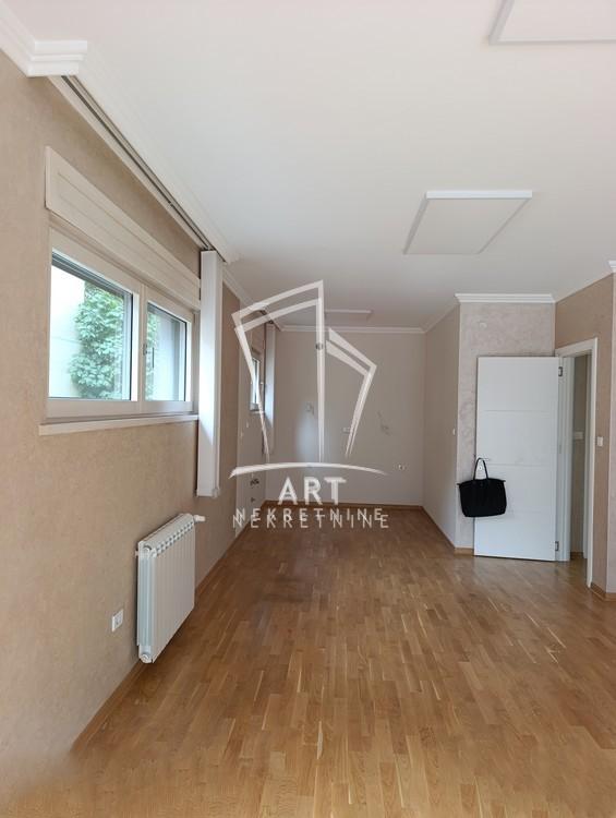 Slika 2 - Južni Bulevar, Trosoban stan za izdavanje, 82m2, 1.000€