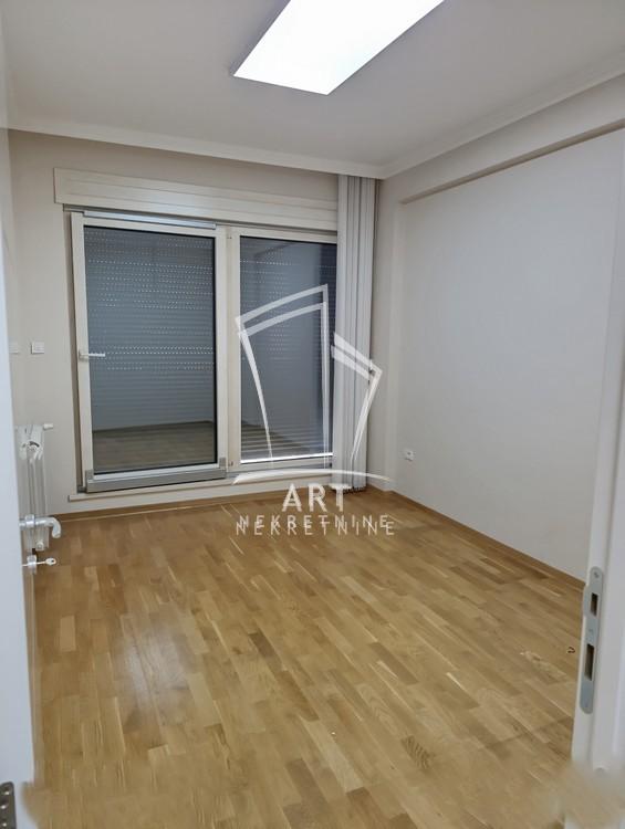 Slika 4 - Južni Bulevar, Trosoban stan za izdavanje, 82m2, 1.000€
