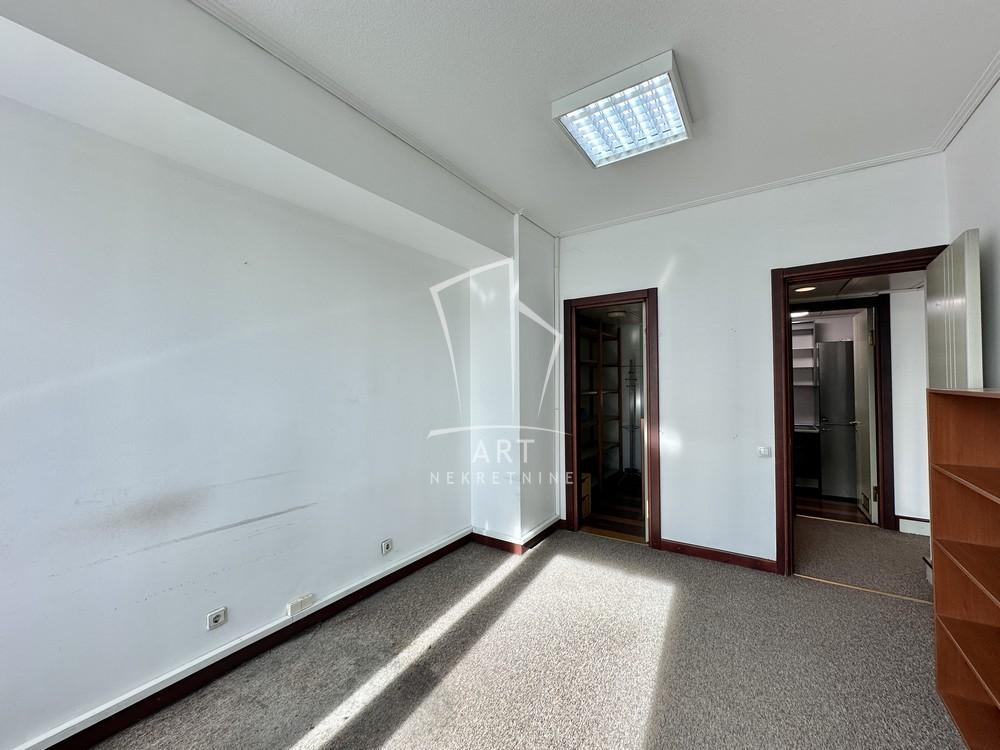 Slika 11 - Vladimira Popovića,  Lokal za izdavanje, 129m2, 1.939€