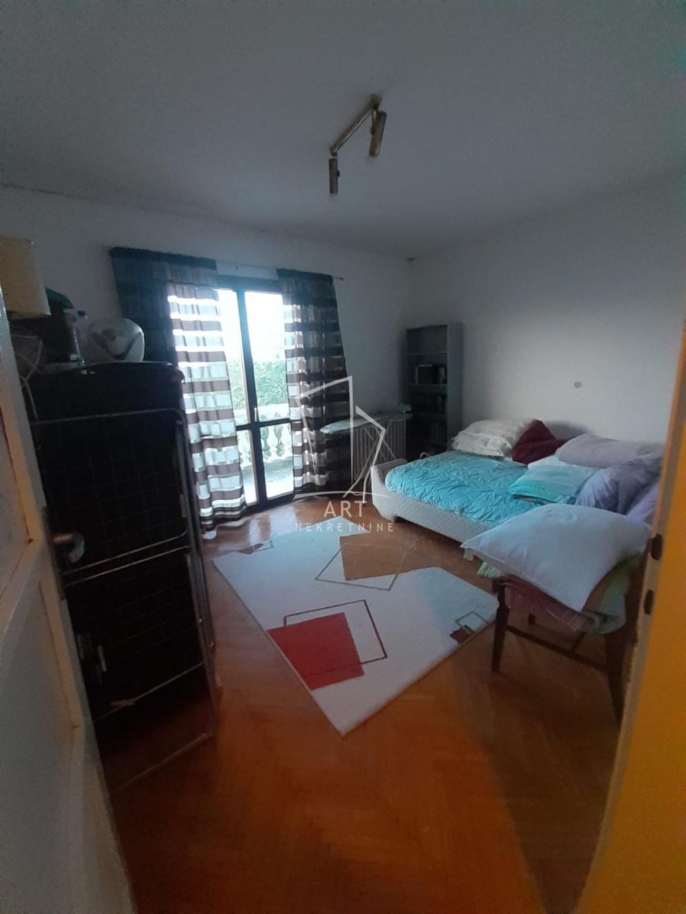 Slika 1 - Lovačka,  Kuća na prodaju, 381m2, 400.000€