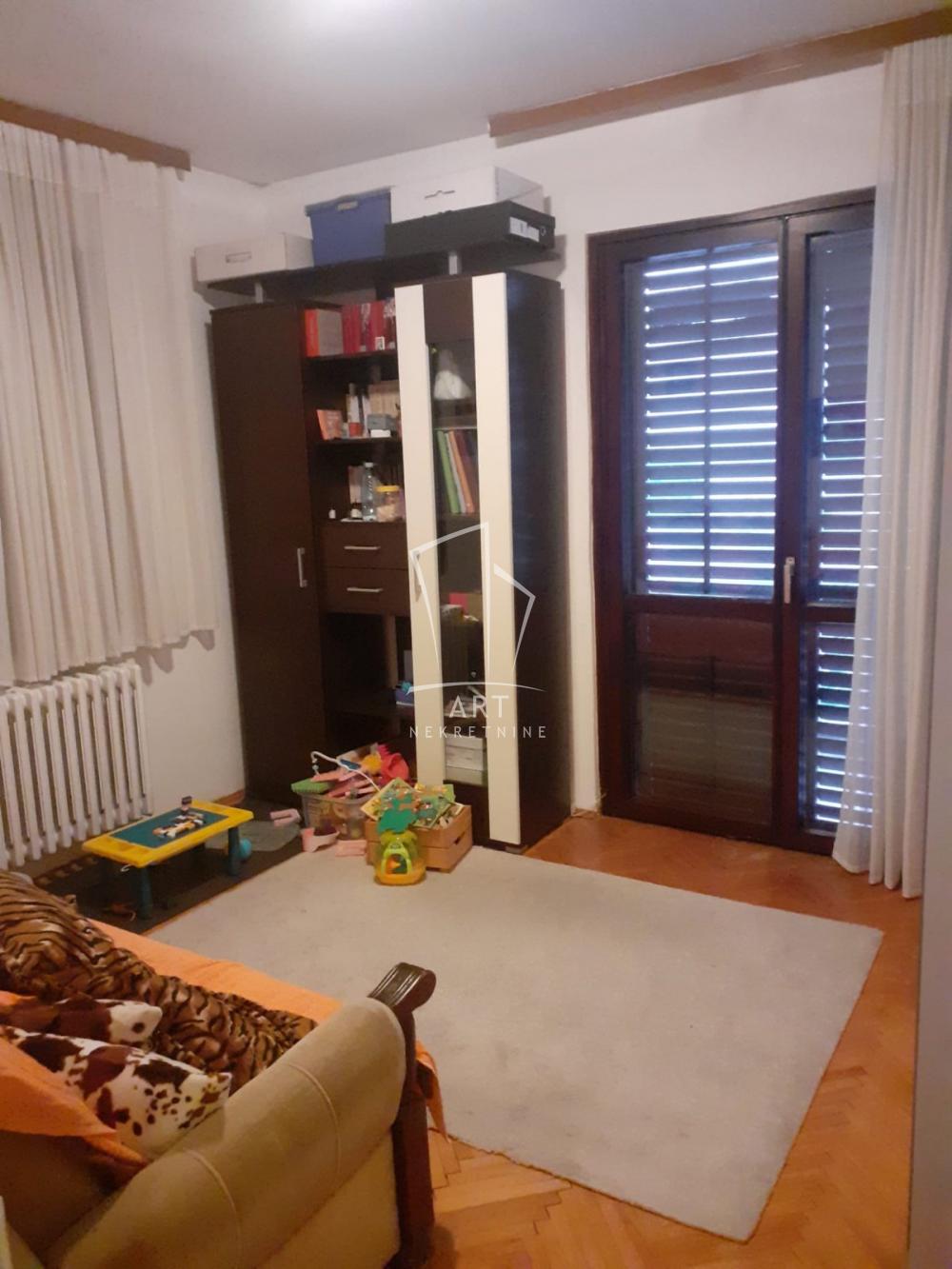 Slika 4 - Lovačka,  Kuća na prodaju, 381m2, 400.000€