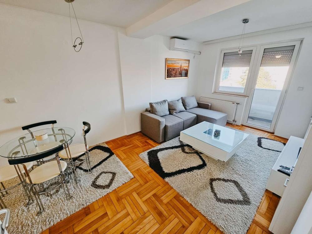 Glavna slika -U blizini centra i Crvenog Pevca, Trosoban stan za izdavanje, 70m2, 450€